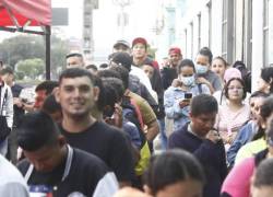 Fotografía de una multitud de ciudadanos ecuatorianos.