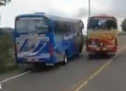 Dos buses de pasajeros compiten en la vía Guamote - Colta, en Chimborazo.