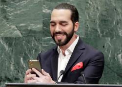Archivo. El presidente de El Salvador, Nayib Bukele. se toma un 'selfie'.