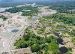Vista aérea de Yutzupino, sector que fue devastado por la minería ilegal y donde ahora la empresa Terraearth dice hacer actividades de remediación.