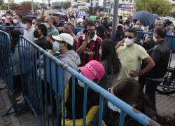 Actualmente, según el calendario de la institución, se está vacunando a mayores de 65 años con enfermedades catastróficas, mayores de 18 años con discapacidad y mayores de 85 años.