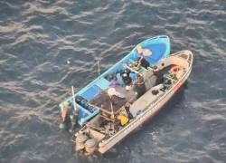 Guardacostas norteamericanos identificaron una embarcación con droga en Galápagos: hay dos procesados