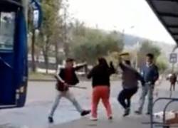 Dos choferes de bus en Quito fueron grabados mientras peleaban con machete y palo