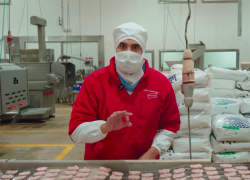 Felipe Colino te lleva junto a Desde la Fábrica a la planta de procesados de PRONACA.