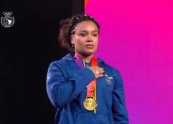 Neisi Dajomes durante la premiación con su medalla de oro en los Juegos Suramericanos Santa Fe 2026.