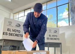 El sufragio en Ecuador es obligatorio para las personas entre los 18 y 65 años de edad, si no cumpliesen tendrán que enfrentra multas monetarias.