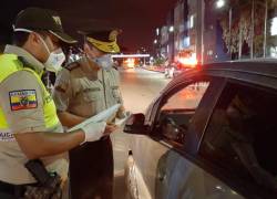 Archivo. La Policía Nacional controla el cumplimiento del toque de queda en una ciudad del Ecaudor.