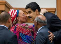 El presidente de Venezuela, Nicolás Maduro, saluda a la exsenadora colombiana Piedad Córdoba en los actos conmemorativos de la muerte de Francisco de Miranda, en Caracas (Venezuela), el 14 de julio de 2016.