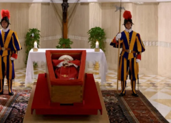 Dos guardias suizos custodian día y noche el féretro en la capilla de la Casa Santa Marta,