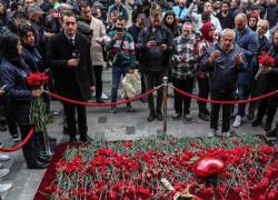 Multitud de personas han depositado flores en la zona de la explosión mortal ayer en la calle Istiklal de Estambul.