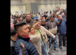 Durante la jornada electoral en Madrid, grupos que defendían el 'Sí' y el 'No' en la consulta popultar se enfrentaron verbalmente este domingo, 16 de noviembre