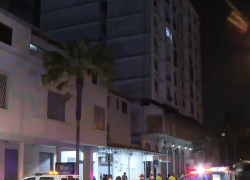 Mujer murió tras caer del cuarto piso de un edificio.
