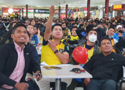 Los centros comerciales del país se han convertido en puntos de encuentro para familias y amigos que quieren mirar los partidos de fútbol disputados por Ecuador durante el Mundial 2026.