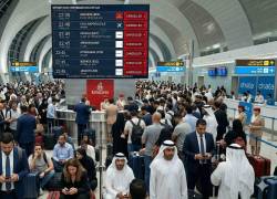 Las cancelaciones de vuelos en cadena convirtieron a Dubái en un embudo: pantallas en rojo, filas detenidas y cientos de pasajeros atrapados en la incertidumbre.