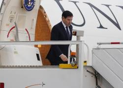 El secretario de Estado de Estados Unidos, Marco Rubio, desciende del avión a su llegada al aeropuerto Internacional Felipe Ángeles este martes, en Santa Lucía.
