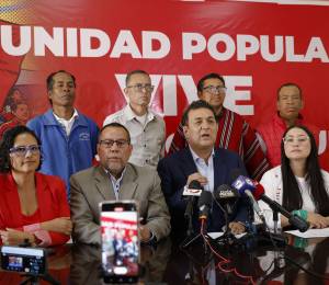 El presidente de Unidad Popular, Geovanny Atarihuana, junto a varios miembros de la organización.