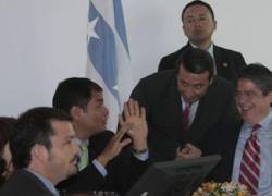 El expresidente Rafael Correa y el actual mandatario Guillermo Lasso durante una reunión en 2008.