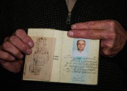 El ucraniano Volodimir Zelenski muestra su pasaporte el 26 de octubre de 2022 en su casa en un pueblo de la región de Donetsk Dimitar Dilkoff