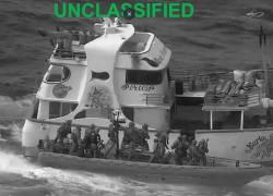 Captura de video que muestra cómo la embarcación ecuatoriana, referida como estación flotante, fue interceptada.
