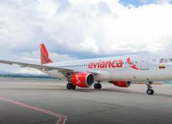 Avión de Avianca sobre la pista de aterrizaje.