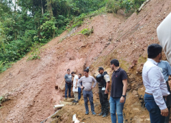 Técnicos inspeccionan la concesión minera Liliatere 1, en Azuay.