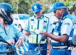 Agentes de la Agencia de Tránsito y Movilidad durante un operativo de control.