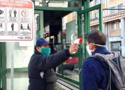 Imagen referencial. Las paradas de buses serán uno de los puntos que pretende señalizar el Municipio de Quito.