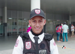 Deivy Franco es el guardia que se viralizó en redes por el rescate a una joven estudiante herida el 9/1 en Guayaquil.