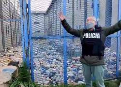 Fausto Cobo, director del SNAI, durante su recorrido en la cárcel de Cotopaxi.