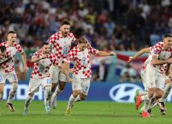 Jugadores de Croacia celebran tras derrotar a Japón en la tanda de penales.