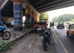 Dos miembros de la Policía Nacional fueron asesinados ayer a la altura del intercambiador de la vía a la Costa, al ingresar a la Av. del Bombero; un intenso tráfico se registró en la zona durante la tarde.