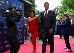 El defensa ecuatoriano del Paris Saint-Germain, Willian Pacho, y su compañera llegan para asistir a la ceremonia televisada de entrega de trofeos de la UNFP.