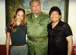 Mavys Álvarez, exnovia del futbolista argentino, y Diego Maradona, junto al extinto líder cubano Fidel Castro.