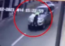 Video registra el momento en que un vigilante es arrastrado por un vehículo en Loja