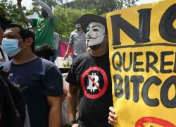 Personas protestaron el pasado 1 de septiembre contra una ley que reconoce el bitcoin como moneda legal en El Salvador.