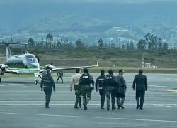 Tan pronto aterrizó, uniformados del Grupo de Intervención y Rescate (GIR) se aproximaron a la avioneta de la Policía de Colombia en la que fue traslado Germán Cáceres, principal sospechoso del femicidio de María Belén Bernal.