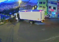 Arreglaban un camión, pierde los frenos y rueda cuesta abajo en Quito.