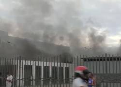 Largas columnas de humo por incendio en el hospital de Especialidades de Portoviejo