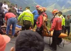Captura de pantalla que muestra a rescatistas y policías trasladando a dos de los ciudadanos heridos por el accidente.