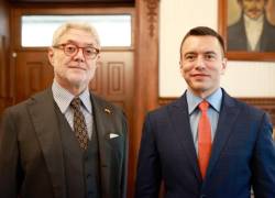 Fotografía del presidente de Ecuador, Daniel Noboa, y el Procurador Nacional Antimafia y Antiterrorismo de Italia, Giovanni Melillo.