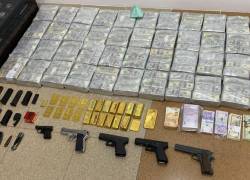 En los allanamientos se hallaron lingotes de oro, armas de fuego y dinero en efectivo.