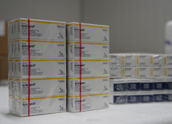 Fotografía que muestra unos cuantos frascos de insulina del gigantesco dote donado por la Junta de Beneficencia.