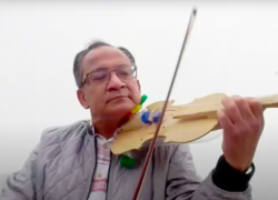 El violín botellófono es un instrumento musical hecho con materiales reciclados que tiene como objetivo cambiar la vida de los niños de bajos recursos.