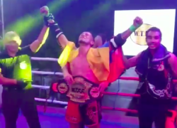 Ricardo Jaramillo recibiendo el cinturón de campeón mundial de muay thai.