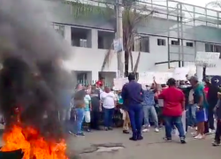 Más de 200 personas realizaron una protesta masiva, con quema de llantas en los exteriores del Hospital del IESS Teodoro Maldonado Carbo.