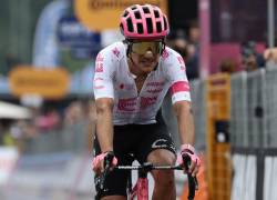 El ciclista ecuatoriano de EF Education - EasyPost, Richard Carapaz, cruza la meta en tercer lugar durante la 17.ª etapa del 108.º Giro de Italia.