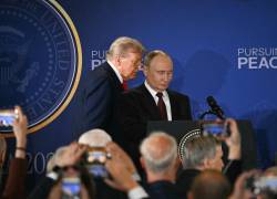 El presidente de Estados Unidos, Donald Trump, y el presidente ruso, Vladimir Putin, llegan para ofrecer una conferencia de prensa conjunta.
