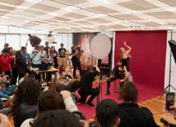 Modelos posan ante varias cámaras durante la primera edición de Expo Latitude Zero.