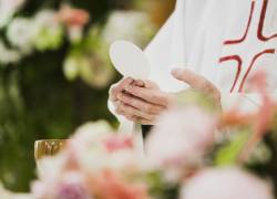 Sacerdote de Florida investigado por morder a una mujer durante una disputa en la Comunión.