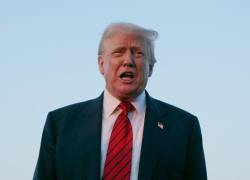 El presidente de Estados Unidos, Donald Trump, habla con periodistas cerca del Air Force One en el Aeropuerto Internacional de Lehigh Valley el 3 de agosto de 2025 en Allentown, Pensilvania.